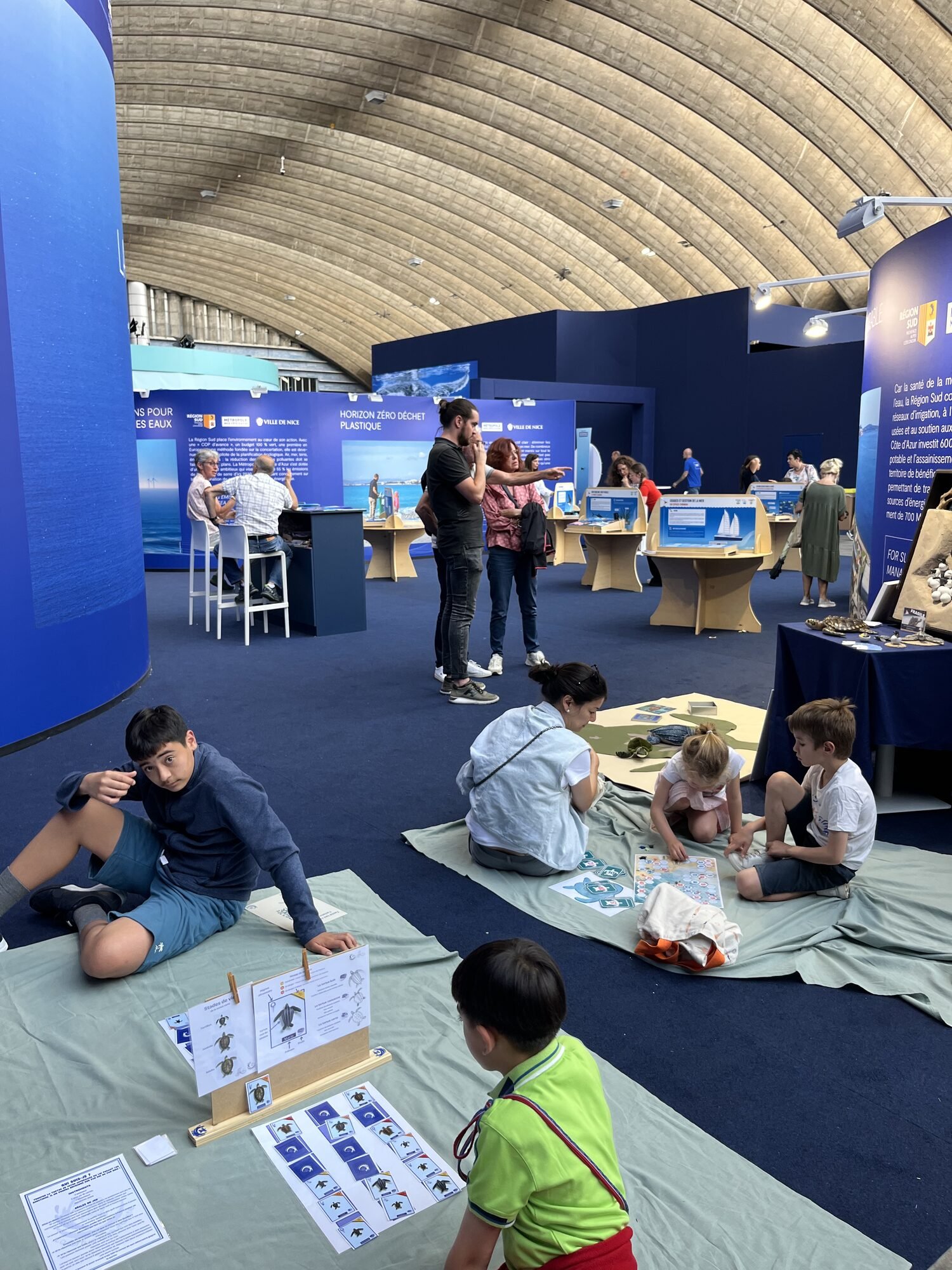 Familles participant à un stand de sensibilisation lors d'un événement public